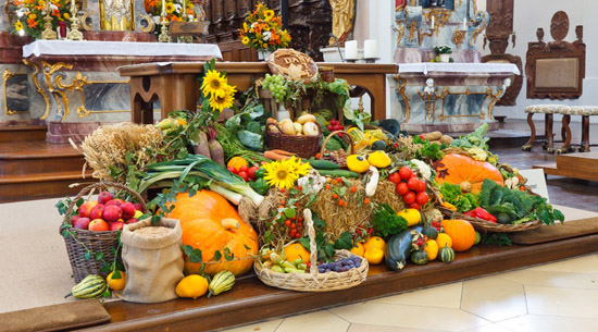 Wunderschön dekorierte Erntedankgaben in einer Kirche.